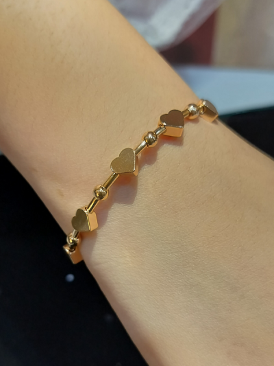 Beautiful Gold Toned Bracelet Featuring Multiple Hearts