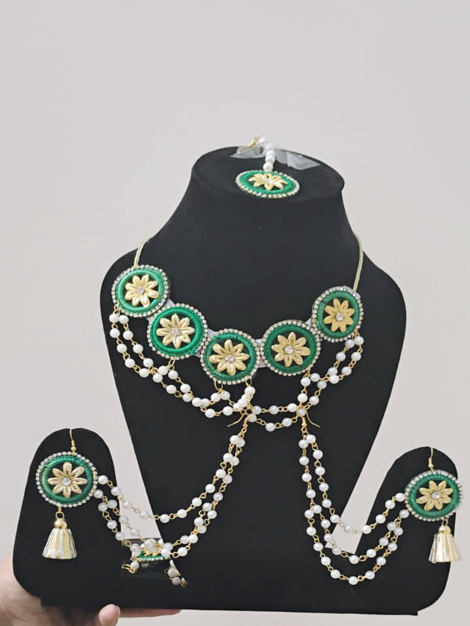 Ornate Floral Design Neckpiece Set for Special Occasions