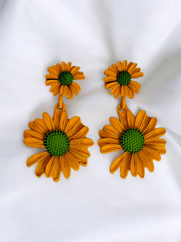 Trendy Western Daisy Floral Dangler Earrings - Image 2